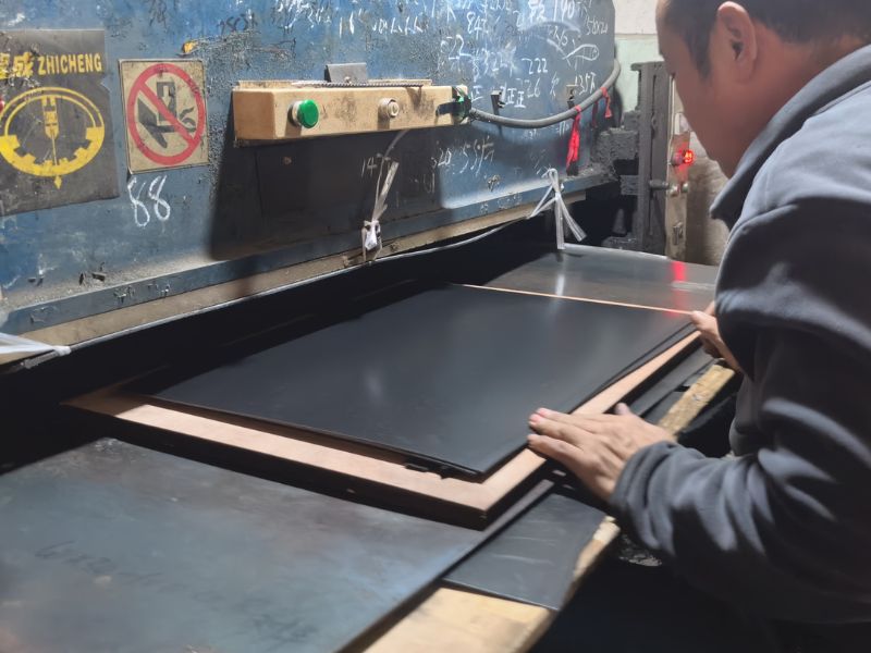 Drilling and cutting of the mudguard panels